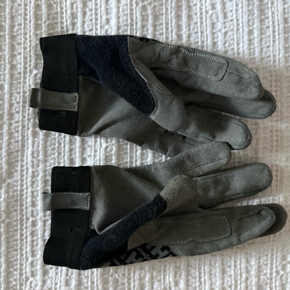 Helly Hansen Black and Gray Workwear Gloves - Picture 2 of 6